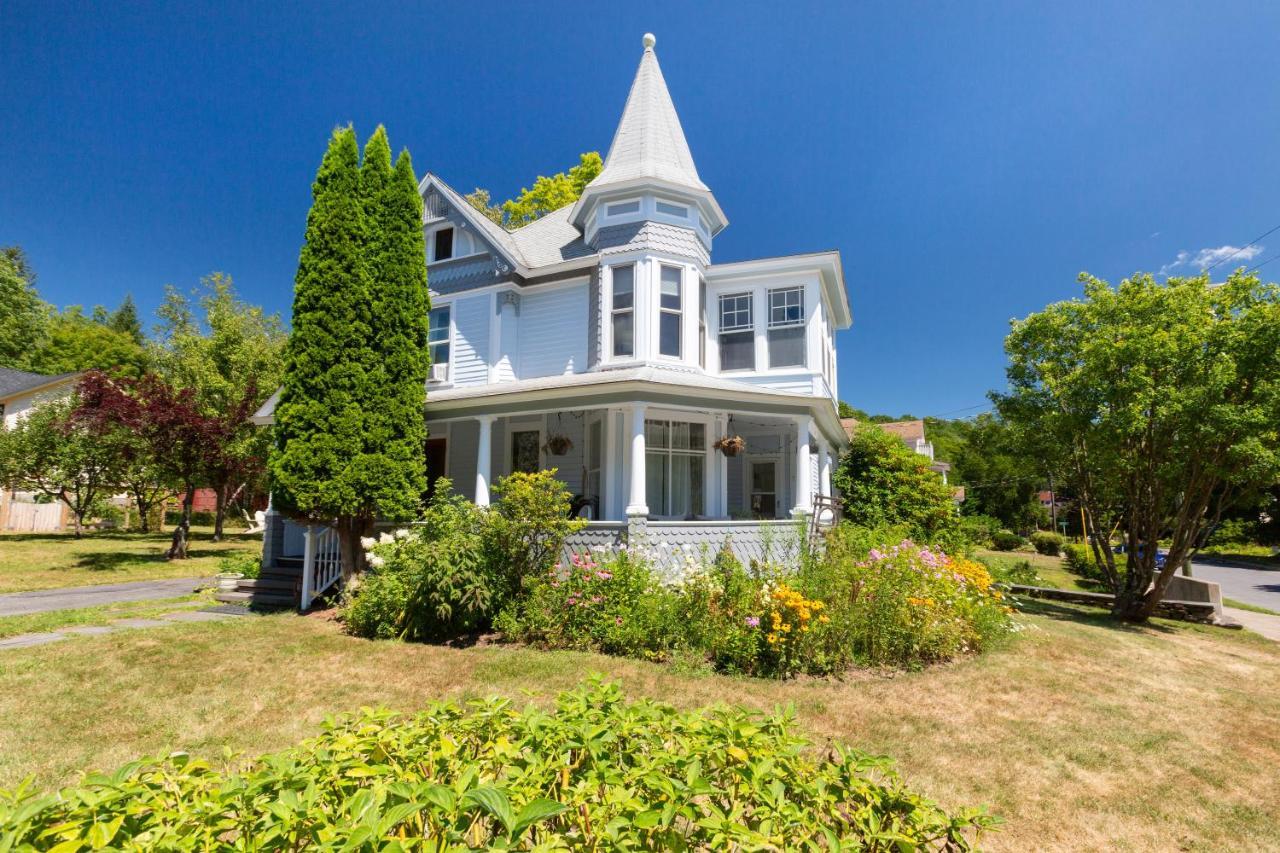 Streamside Victorian Villa Margaretville Exterior photo